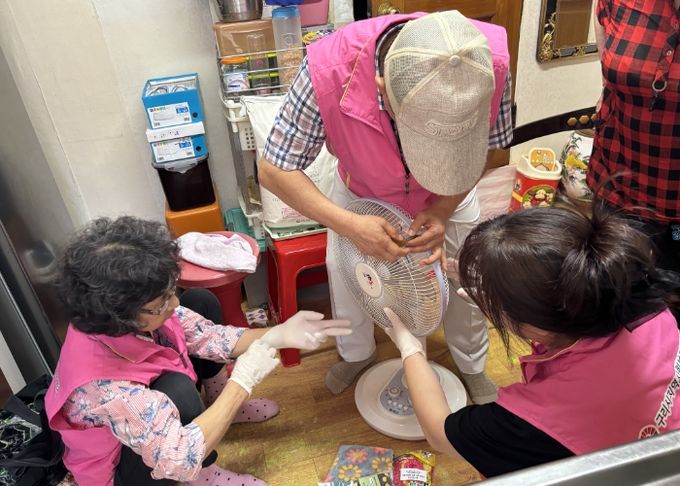교문2동 지역사회보장협의체에서‘독거어르신 건강한 여름나기, 냉방기 청소 행사’를 추진했다