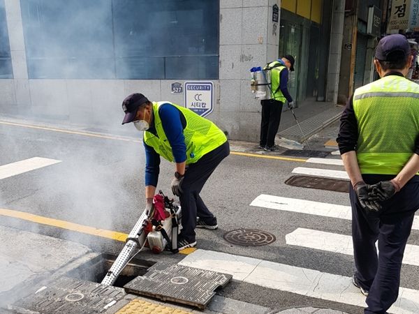 부산 동구 모기콜센터, 주민들의 방역 요청 급증...초밀착 행정 인기