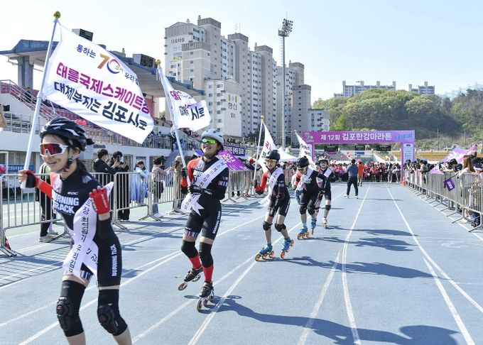 지난 4월 열린 제12회 김포한강마라톤에서 인라인 꿈나무들이 주행로를 함께 달리며 국제스케이트장 김포 유치를 응원하고 있다.