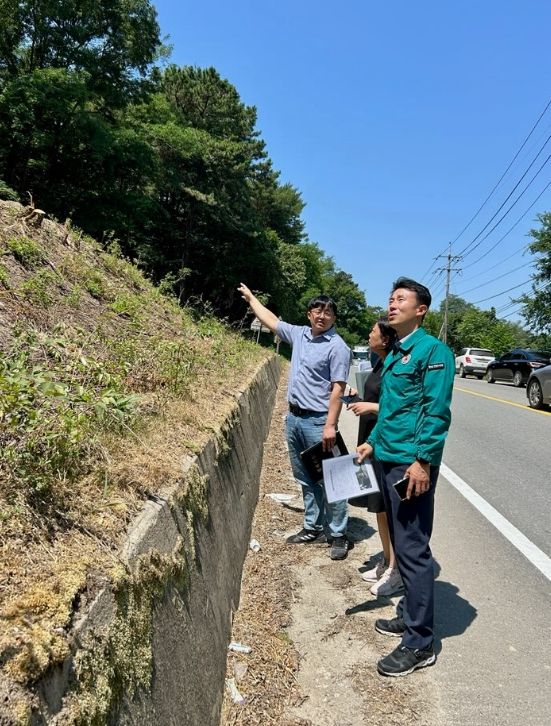 천안시 서북구청이 18일 여름철 우기를 대비해 서북구 붕괴위험지구 급경사지에 방문해 안전점검을 실시했다.
