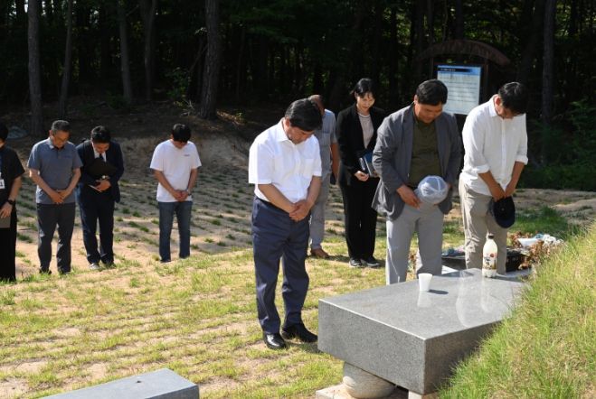 신동엽 시인 묘소 현장방문