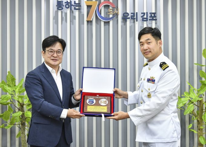 김포함 문석현 함장이 지난 19일 김병수 김포시장을 만나 지속적인 교류와 우호증진의 뜻을 담은 기념패를 전달했다.