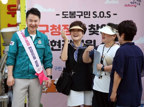 오언석 도봉구청장은 지난 6월 10일부터 전통시장, 공원, 하천 등에서 「도봉구민 S.O.S, 구청장이 찾아가는 현장민원 상담」을 진행하고 있다. 「도봉구민 S.O.S, 구청장이 찾아가는 현장민원 상담」은 구청장이 현장에서 구민 민원을 직접 접수, 해결하는 사업이다.