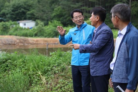 강진원 군수가 신규로 조성한 서식장(기좌리 52)에서 토하 어업인들과 대화를 나누고 있다.