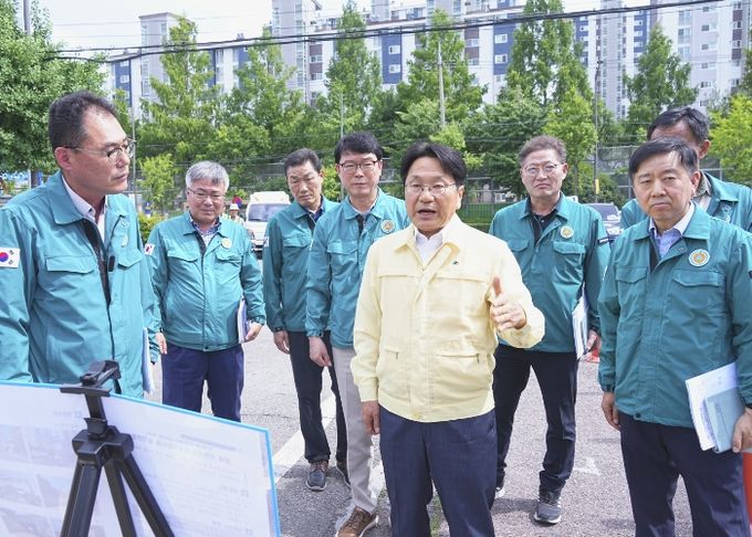 강기정 광주광역시장이 21일 오후 북구 동림동 죽림지하차도를 찾아 여름철 호우 대비 지하차도 자동 차단시설 등 안전관리 실태를 점검하고 있다./광주광역시 제공