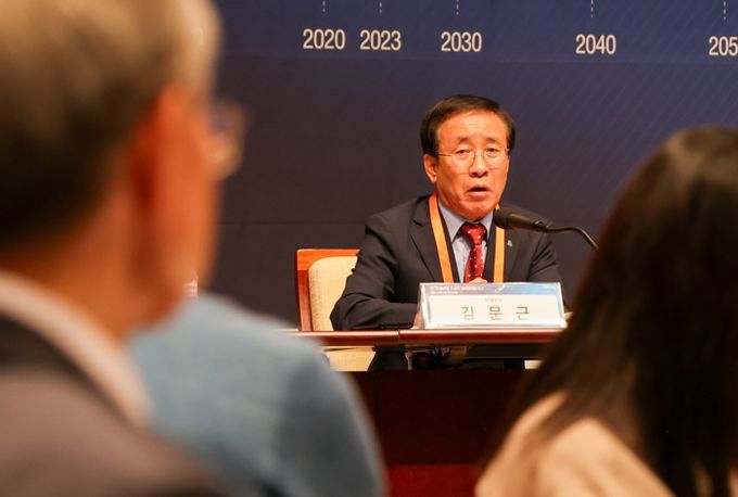 인구포럼에서 발표하는 김문근 군수