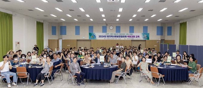 이성규 대덕구 부구청장(사진 중앙 테이블 왼쪽 첫 번째)와 동 지역사회보장협의체 관계자들이 역량강화 교육을 실시한 후 기념 사진을 촬영하고 있다.