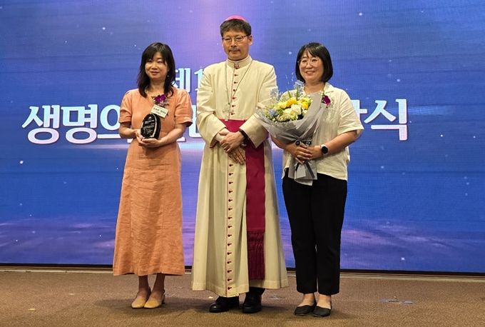 김송희 대전자모원 원장(사진 왼쪽), 정순택 생명위원회 위원장(사진 가운데), 이혜경 대전자모원 사무국장(사진 오른쪽)이 생명의 신비상 수상 기념사진을 촬영하고 있다.