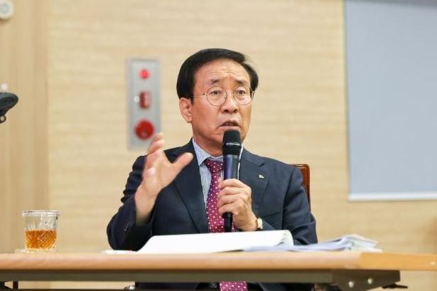 용역 보고회에서 발언하는 김문근 군수