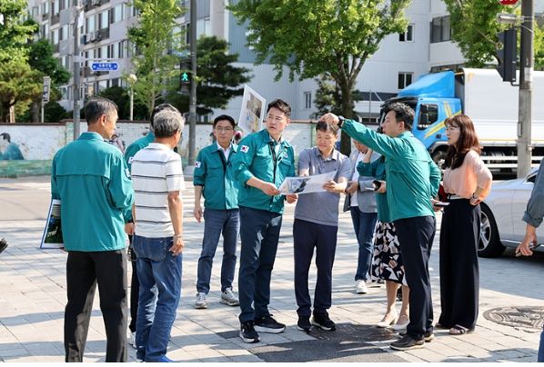 오언석 도봉구청장이 ‘도봉산 거리가게 환경개선사업’ 진행상황 등을 보고받고 있다