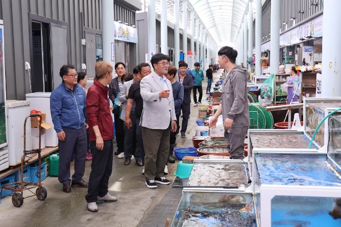 시민들의 목소리를 청취하고 있는 박상수 삼척시장(원덕읍)