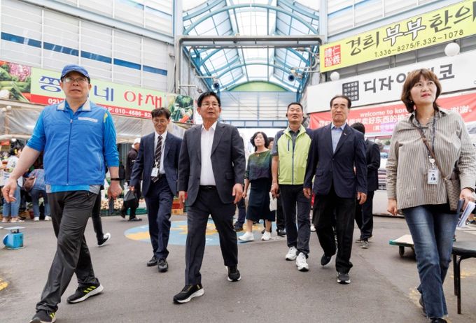지난달 시장 망원동 월드컵시장을 방문해 시장 구석 구석을 돌아보는 박강수 구청장