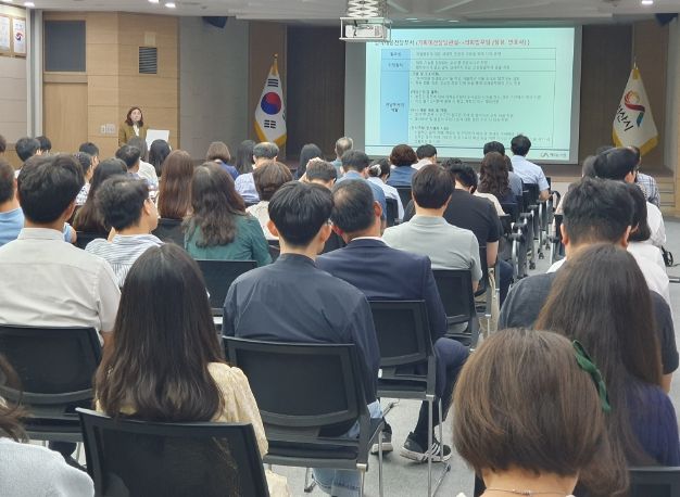 시청 대회의실에서 민원인의 위법 행위 및 반복민원 대응지침 교육을 실시했다.