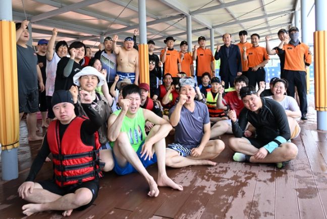 동두천시 시민회관, 실외수영장에서 장애인 수상안전교육 실시