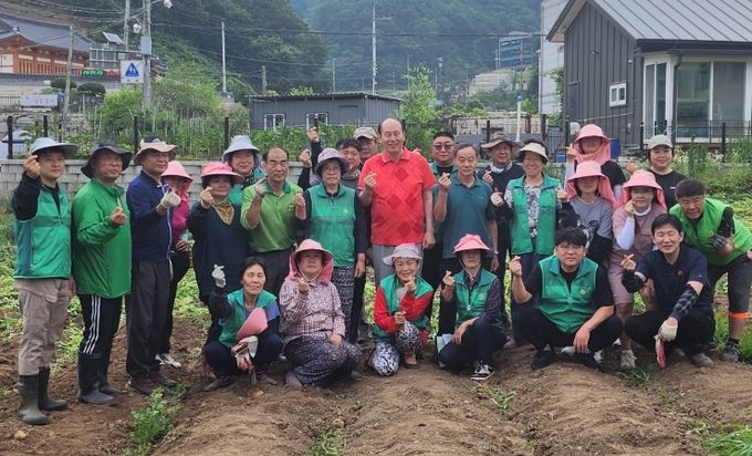 생연1동 새마을남·녀지도자협의회, 휴경지 경작물 수확