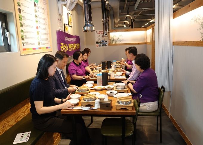 24일, 박우량 신안군수와 민원창구 담당 공무원들과의 오찬 및 간담회 실시