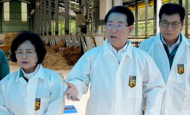 김영록 전라남도지사가 25일 오후 한우 사육농가 민생안정을 위해 함평군 나산면 월신축산을 방문, 현황을 청취하고 관계자들을 격려하고 있다.