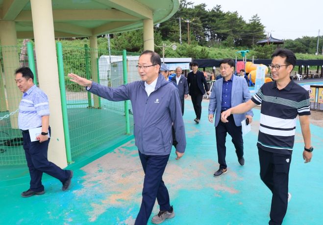 강병삼 제주시장, 조기개장 해수욕장 운영 상황 현장 점검