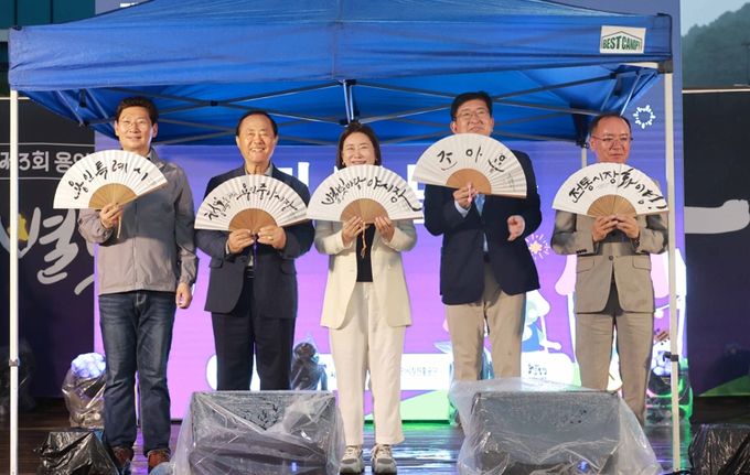 이상일 용인특례시장이 29일 용인중앙시장 별빛마당 야시장 개개장식 행사에서 내빈들과 함께 부채 퍼포먼스를 선보이고 있다.