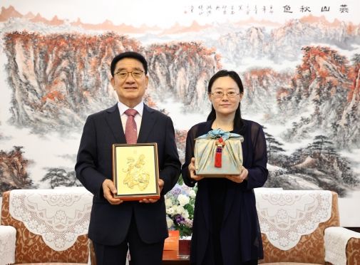 문헌일 구로구청장이 통주구장과 기념사진을 찍고 있다.