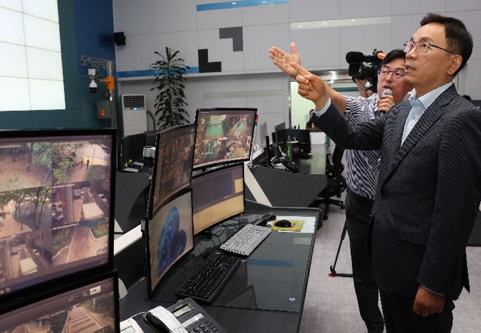 조성명 강남구청장, 2주년 첫 행보로 AI 결합한 관제센터 방문