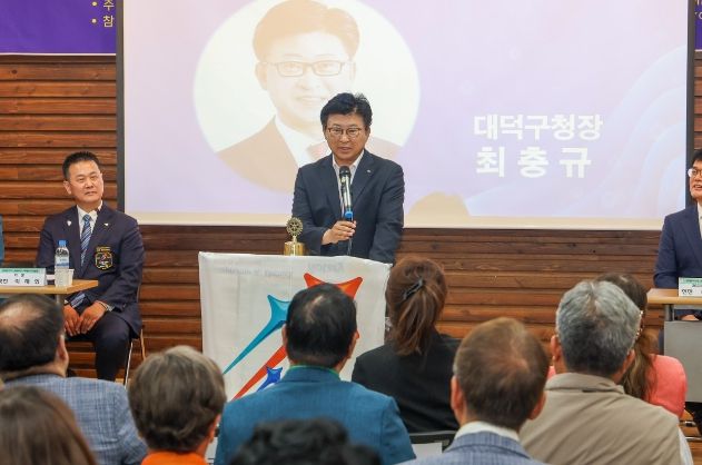 최충규 대덕구청장이 1일 대덕구 법동 종합사회복지관 2층에서 열린 백제로타리클럽 법동돌봄건강학교 건강 돌봄 기기 기증식에 참석해 감사의 인사를 전하고 있다.