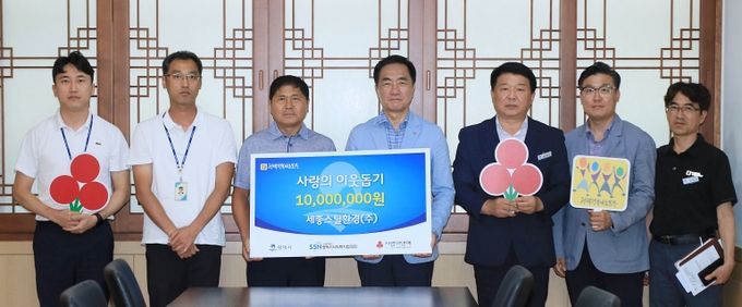 왼쪽부터 폐기물관리팀 조경훈 주무관, 권영휘 주무관, 세종스틸환경(주) 이환중 본부장, 평택시장 정장선, 자원순환과장 정형삼, 평택행복나눔본부 나눔국장 황성식, 폐기물관리팀장 조대식