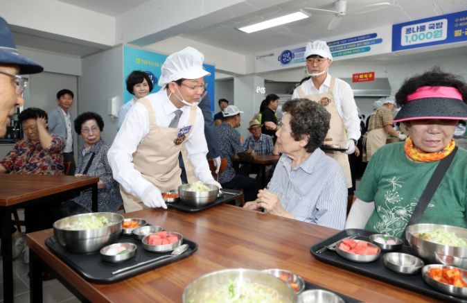 ‘천원한끼’ 도산점 개소식 사진 첨부.