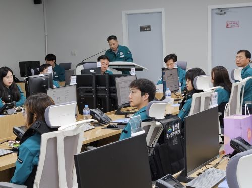 안병구 밀양시장이 지난달 30일 재난안전대책본부에서 호우피해 여부를 보고 받고 있다.