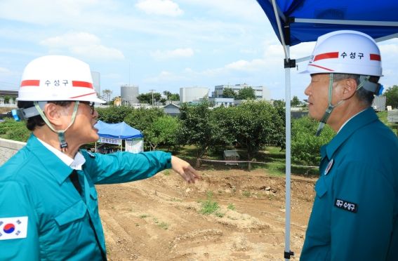 김대권 수성구청장은 1일 민선 8기 2주년을 맞아 별도 기념행사 없이 정례조회 참석 후 장마철 수해 위험지역을 방문해 현장 점검하고 있다.