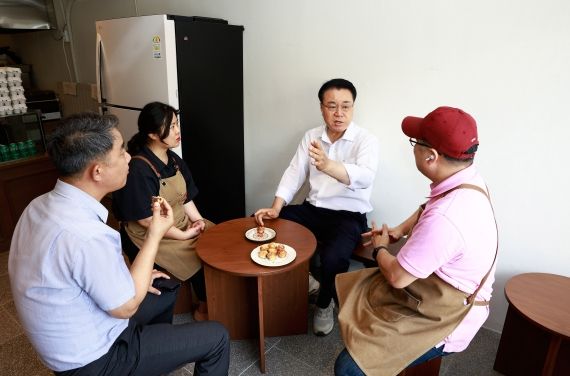 구복규 군수가 취임 2주년을 맞아 민생현장 행보에 나섰다.