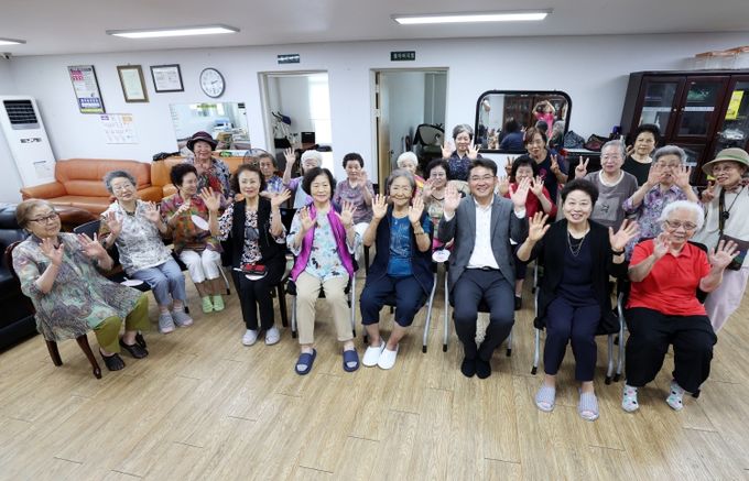 경로당 어르신들과의 기념사진.