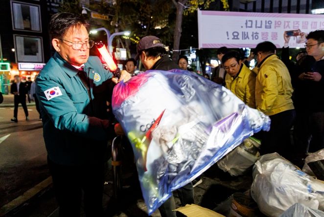지난해 10월, 핼러윈 인파밀집 안전관리 시 통행에 방해가 되는 쓰레기를 치우고 있는 박강수 마포구청장