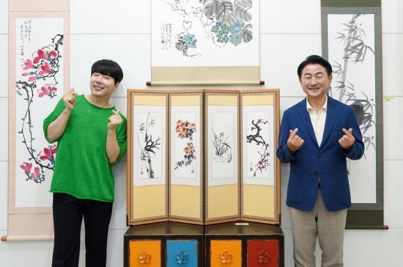 김동근 시장이 7월 1일 시청 시민갤러리에서 전시를 진행하는 비니쌤과 기념사진을 찍고 있다.
