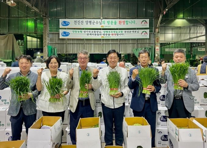 좌측부터 성기석 조합장, 윤순옥 의장, 홍성호 대표, 전진선 군수, 권성춘 대표, 정창업 면장