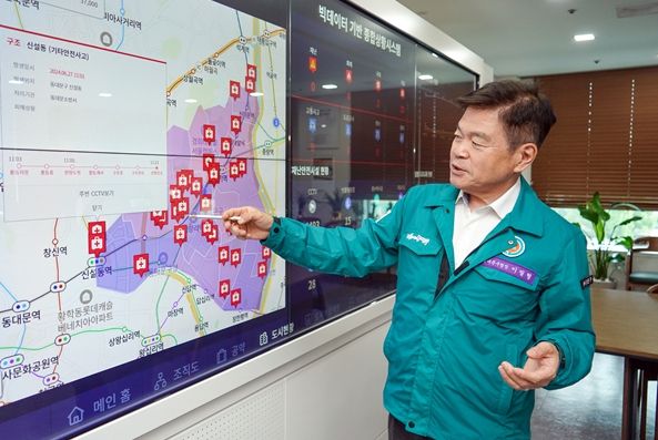 이필형 동대문구청장이 빅데이터 기반 종합상황시스템을 활용해 재난안전 상황을 확인하고 있다.
