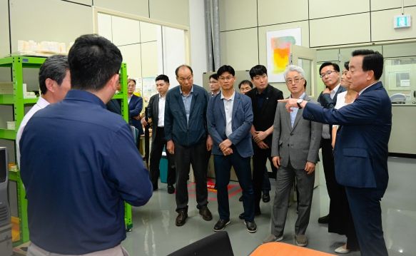 박천동 북구청장과 자동차부품산업육성 협의회 위원들이 2일 회의에 앞서 자동차부품기술연구소 내 품질 및 내구시험 현장을 살펴보고 있다.