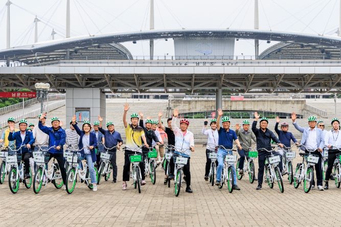 지난해 6월, 공공자전거 따릉이를 이용한 자전거 소통 현장구청장실이 열렸다.