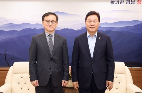 경상국립대 권진회 총장(왼쪽)과 박완수 경상남도 지사가 기념촬영을 하고 있다.