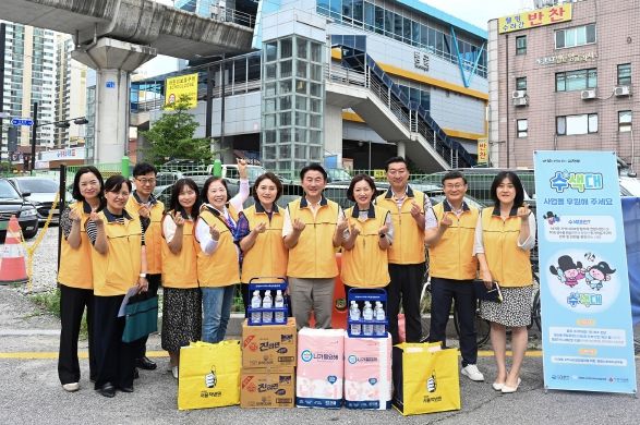김동근 시장이 7월 3일 ‘수(水)색대’ 사업에 참여해 동 지역사회보장협의체 위원들과 기념사진을 찍고 있다.