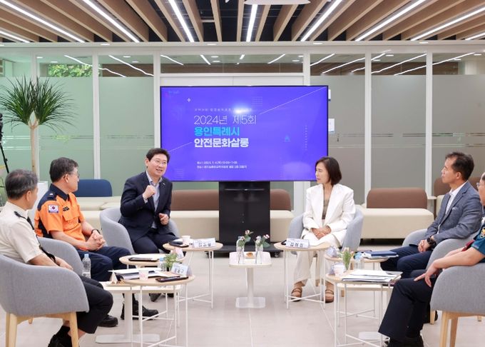 이상일 용인특례시장이 4일 용인교육지원청에서 제5회 안전문화살롱 회의를 개최했다