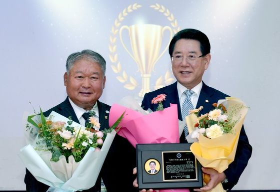 김영록 전라남도지사사 4일 오후 신안 엘도라도 리조트에서 열린 ‘경기도호남향우회총연합회 고향방문 및 도정설명회’에서 김포중향우회장으로부터 ‘자랑스런 호남인 상’을 수상하고 기념촬영을 하고 있다.