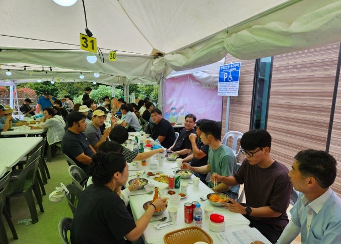나아농회원들이 강진 수국길 축제장에서 강진군청 인구정책과 관계자들과 오찬을 하고 있다.