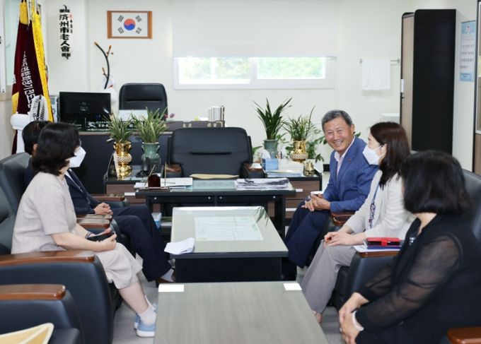 대한노인회 제주시지회 방문한 김완근 제주시장