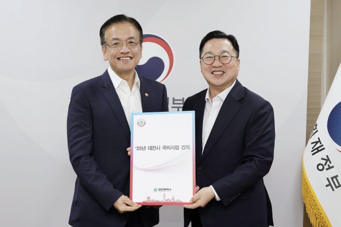 이장우 시장, 최상목 경제부총리 만나 트램 등 현안사업 국비 지원 요청