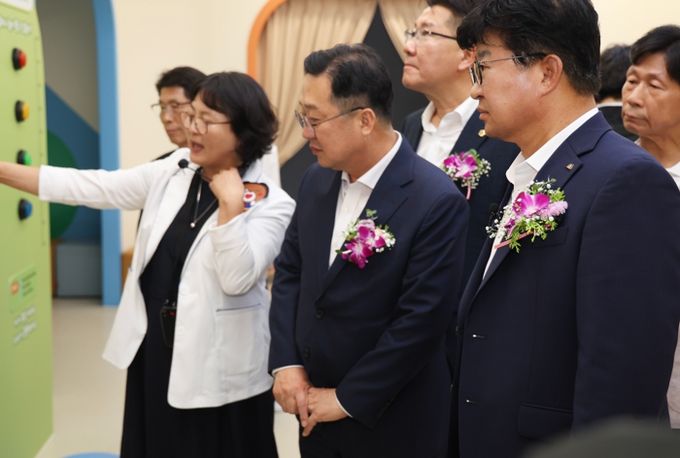 최충규 대덕구청장(사진 오른쪽)과 이장우 대전 시장(사진 왼쪽)이 지난 3일 개관한 북부주민건강센터를 방문해 설명을 듣고 있다.