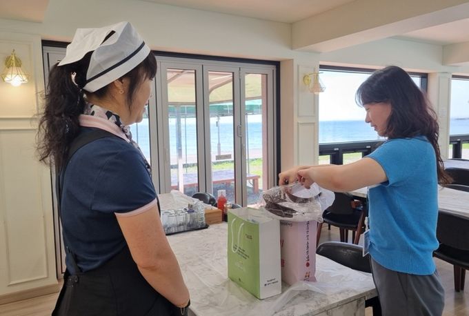 경주시가 지난 1일부터 5일까지 휴가지 주변 식품접객업소에 대해 식품위생 특별점검을 실시하고 있다.