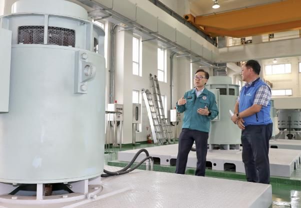 유성훈 금천구청장이 시흥빗물펌프장에서 빗물펌프를 점검하고 있다