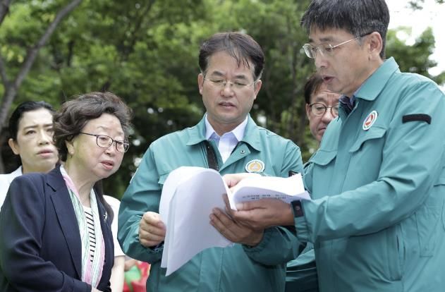 탄현동 숯고개공원 우수저류시설 예정지를 살펴보는 이동환 고양특례시장