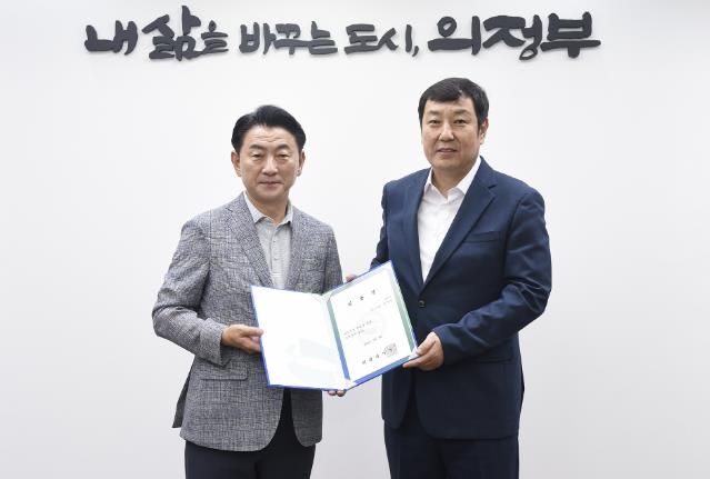박성남 부시장(사진 오른쪽)이 7월 8일 김동근 시장으로부터 임용장을 받은 뒤 함께 기념사진을 찍고 있다.
